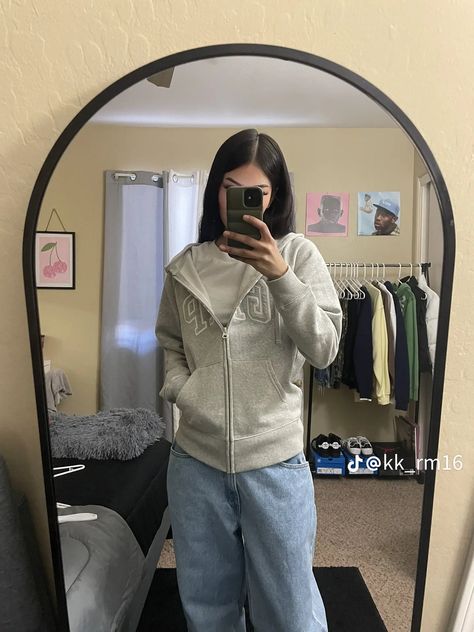 White Gap Hoodie Outfit, Styling Grey Zip Up Hoodie, Grey Gap Zip Up Outfit, Outfit With Zip Up Hoodie, Styling Zip Up Hoodies, Polo Zip Up Sweater Outfit, How To Style Zip Up Hoodie, Grey Gap Hoodie Outfit, Grey Zipper Hoodie Outfit