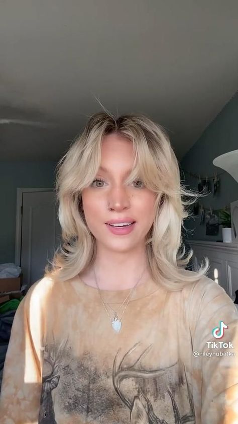 hair 360 ish [Video] | Hair styles, Hair highlights, Long hair styles Wolfcut For Fine Hair, Wolfcut On Blonde Hair, 360 Shag Haircut, Curtainbangs Hair Short, Short Blonde Shag Hairstyles, Blonde Wolf Haircut, Wolfcut Blonde Hair Short, Shag 360 Hair, Blonde Shag Haircut Short