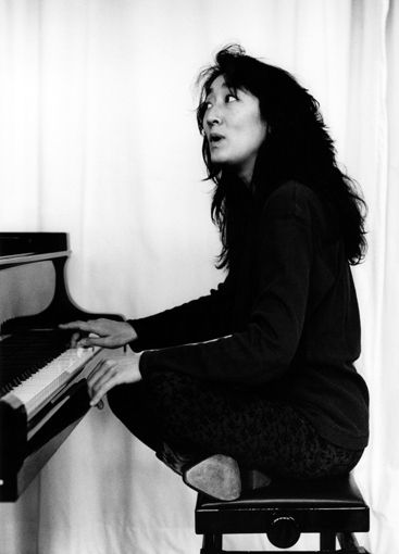 Mitsuko Uchida Pianist Headshots, Piano Portraits, Mitsuko Uchida, Recital Poster, Piano Photography, Piano Photo, Classical Music Composers, Musician Photography, Classical Musicians