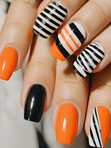 Nail Designs Stripes, Black And Orange Nail Designs, Tiger Stripe Nails, Tiger Nail Art, Football Nail Art, Monochrome Nails, Football Nails, Tiger Nails, Cincinnati Bengals Football