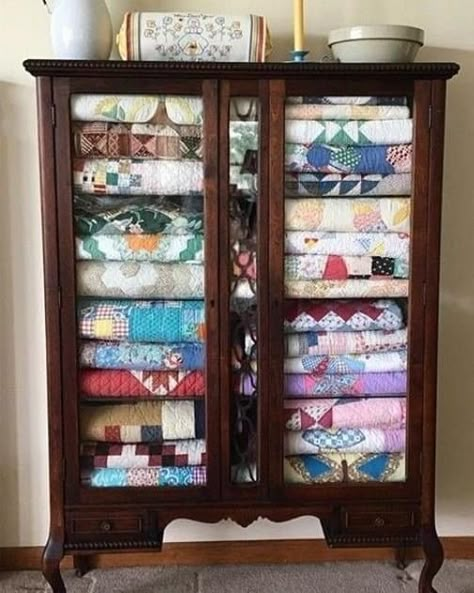 25 Clever but Practical Blanket Storage Ideas You'll Love - Life on Kaydeross Creek Quilt Cabinet, Blanket Storage Ideas, Quilt Display Ideas, Decorating With Quilts, Quilt Display, Quilt Rack, Quilts Decor, Quilting Room, Sewing Room Ideas