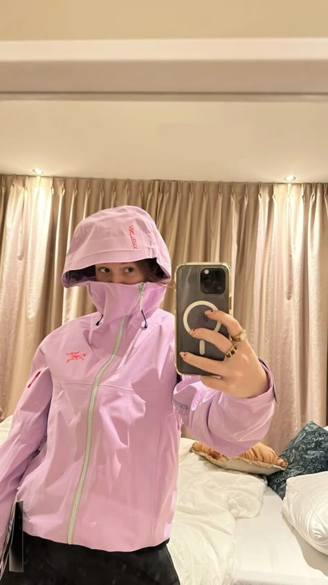 #arcteryx #winter #outfitinspo #pink Arcytex Jacket Outfit, Arcteryx Ski Outfit, Arcteryx Jacket Outfit, Arc Teryx Outfit, Pink Hiking Outfit, Arc’teryx Outfit, Pink Snowboard Outfit, Coat Jacket Outfit, Arcteryx Women Ski