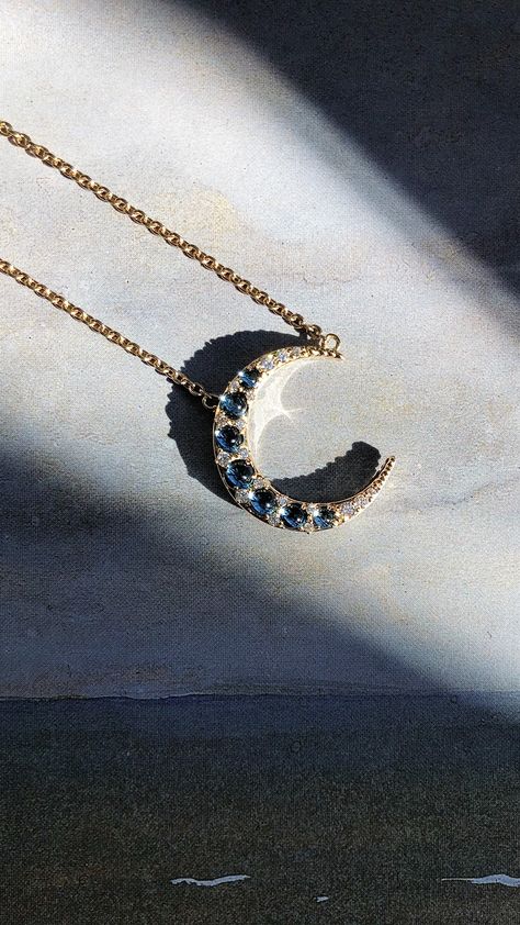 18k yellow gold crescent moon charm necklace featuring aquamarines and diamonds! #moonnecklace #mooncharm #aquamarine #diamondjewelry Zein Shion, Necklace Van Cleef, Gold Crescent Moon Necklace, Diamond Moon Necklace, Van Cleef Necklace, Moon Jewellery, Moon Goddess Necklace, Crescent Moon Necklace Gold, Moon Necklaces