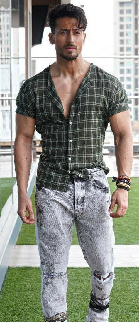 Tiger Shroff Body Wallpaper, Vidyut Jamwal Body Wallpapers, Vidyut Jamwal Body, Indian Hairstyles Men, Tiger Shroff Body, Squats Challenge, Yash Kgf, Vidyut Jamwal, Indian Flag Photos