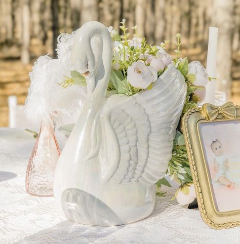 Swan Centerpiece Ideas, Victoria Era, Swan Baby Shower, Swan Wedding, Smith Wedding, Party Table Centerpieces, Quinceanera Ideas, Garden Theme, Swan Lake