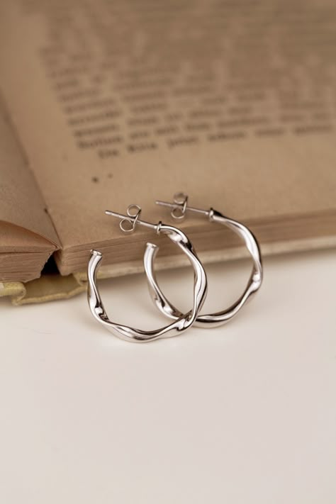 Formal Silver Ring, Simple Silver Hoop Earrings, Simplistic Silver Jewelry, Cute Earrings Aesthetic Simple, Silver Jewellery Inspiration, Beautiful Jewelry Silver, Silver Earrings Aesthetic Vintage, Cute Earrings Aesthetic Silver, Dainty Silver Earrings Aesthetic