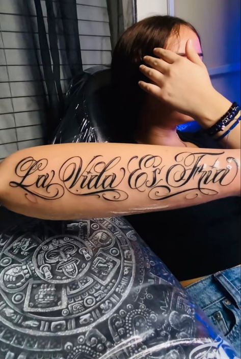 Cholo Tattoo, Tattoo Lettering Styles, Hand Tattoos For Girls, Gangsta Tattoos, Cute Hand Tattoos, Pretty Hand Tattoos, Chicano Style Tattoo, Chest Tattoos For Women, Pretty Tattoos For Women