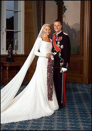 Norwegian Crown Prince Haakon and Princess Mette-Marit on their wedding day in 2001. Dress by Ove Harder Finseth. Norway Wedding, Famous Wedding Dresses, Norwegian Wedding, Royal Wedding Gowns, 11th Wedding Anniversary, Real Life Princesses, Wedding Dress Gallery, Royal Wedding Dress, Royal Brides