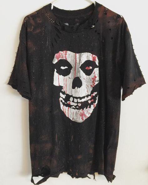 The Misfits distressed t-shirt from ChadCherryClothing. Punk Rock t-shirt. Horror Rock t-shirt. Black distress t -shirts. Punk Band T Shirt, Punk Tee Shirt, Vintage Punk Shirt, Punk Shirts Diy, Diy Punk Shirt, Alternative Shirts, Horror Punk Fashion, Distressed Shirts, Shifting Motivation