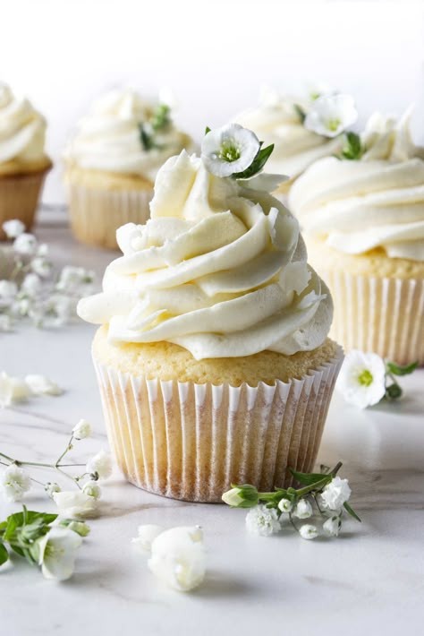 White Velvet Cupcakes, White Chocolate Cupcake Recipe, Chocolate Cupcakes With White Frosting, Chocolate Cupcakes White Frosting, White Cupcakes Aesthetic, Muffins White Chocolate, White Chocolate Ganache Cupcake Filling, Gourmet Cupcake Recipes, White Chocolate Cupcakes