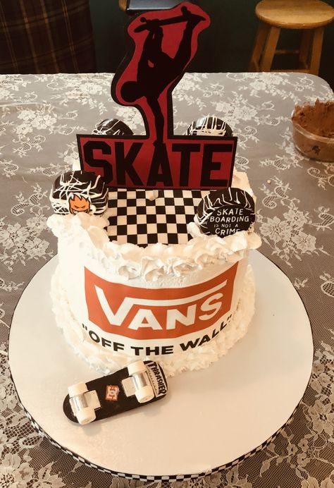 Skateboard Cake Topper Printable, Skate Theme Cake, Skate Board Cake Ideas, Skate Party Cake, Skateboard Birthday Party Ideas, Skateboarding Birthday Cakes, Skateboard Cake Ideas, Skateboard Birthday Cake, Skateboard Cake Topper