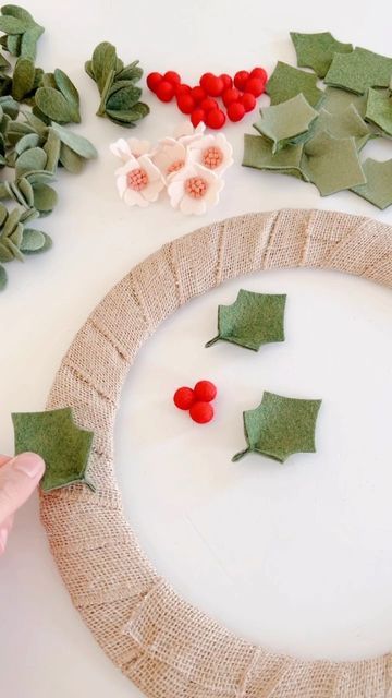 Felt Xmas Wreath Diy, Felt Advent Wreath, Felt Christmas Wreaths, Felt Holly Wreath, Felt Pinecones Diy, Felt Wreaths Diy, Felt Poinsettia Wreath, Felt Wreath Ideas, Felt Poinsettia Diy