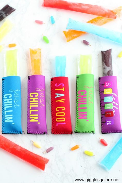 These DIY Personalized Popsicle Holders I made with the Cricut EasyPress are going to be a summer staple. #cricut #gigglesgalore #gigglesgalorecreates #summercraft #diycraft Popsicle Koozie, Wesolych Swiat, Bon Nadal, Cricut Iron On Vinyl, Craft Retreat, Popsicle Holders, Diy Popsicle, Weekend Crafts, Ice Pops