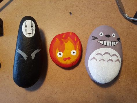 Rock With Googly Eyes, Ghibli Calcifer, Studio Ghibli Crafts, Diy Rock Art, Painted Rocks Diy, Rock Painting Ideas Easy, Studio Ghibli Art, Anime Crafts, Ghibli Art