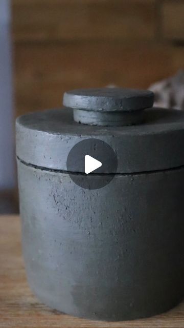 Grey Clay Ideas, Pottery Handmade Ideas, Handbuilding Pottery Ideas Inspiration, Keramiikka Ideas, Handmade Ceramics Ideas Pottery, Handbuilding Pottery Ideas, Clay Hacks, Sgraffito Ideas, Handbuilding Pottery