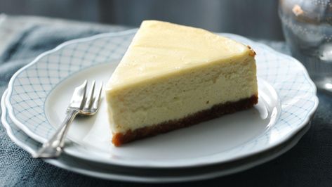 New York cheesecake recipe - BBC Food Passover Cheesecake, New York Cheesecake Recipes, Bourbon Cheesecake, New York Baked Cheesecake, New York Cheesecake Recipe, Perfect Cheesecake Recipe, Kosher For Passover, Biscuits Easy, Bbc Food