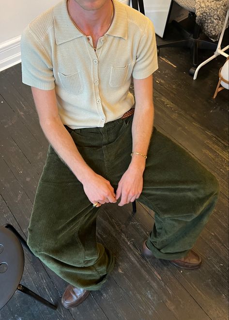 Corduroy Pants Outfit, Green Pants Outfit, Dark Green Pants, Boyfriend Outfit, Walking Outfits, Pants Outfit Men, 70s Outfits, Stylish Mens Outfits, Outfits For Men