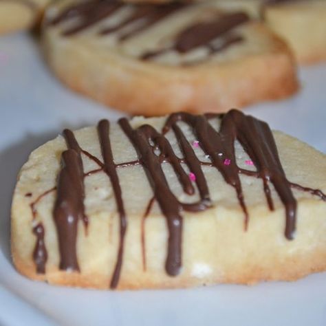 Coconut Oil Cookies, Vegan Shortbread Cookies, Vegan Shortbread, Cannibis Recipes, Baking With Coconut Oil, Recipe Cookies, Shortbread Cookie Recipe, Shortbread Cookie, Vegan Recipe