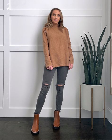 4 Outfits with Brown Chelsea Boots - Merrick's Art Outfits With Brown Chelsea Boots, Brown Chelsea Boots Outfit Women, Chelsea Boots Outfit Women Winter, How To Wear Chelsea Boots Women, What To Wear With Chelsea Boots, Brown Chelsea Boots Outfit, Black Chelsea Boots Outfit, Chelsea Boots With Jeans, Chelsea Boot Outfits Women