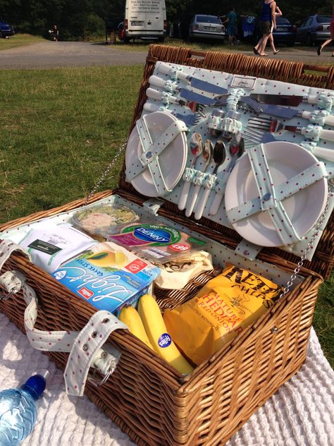 Picnic basket filled with yummy food Picnic Tray Ideas, Picnic Decoration Ideas, Picnic Basket Aesthetic, Picnic With Kids, Picknick Basket, Cute Picnic Basket, Picnic Date Food, Picnic Box, Picnic Inspiration