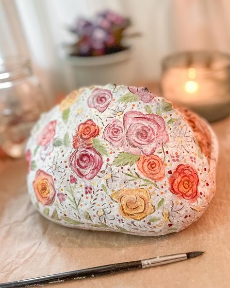 If you don’t like it paint it! This is the floral loaf I painted on my live the other evening! I ended up adding a lot more detail. While I wasn’t pleased with my rushed score, the paint really pulled this loaf together! So my new motto is if I don’t like my score, I will paint it! 😂 Painting loaves has been such a fun new technique for me, but there are plenty of fantastic account who have painting beautiful loaves for a while now! And I am loving seeing people getting colorful and creativ... Paint Bread, Painting On Sourdough, Paint On Sourdough, Bread Paint, Painted Bread, Bread Painting, Sourdough Painting, Painted Sourdough Bread, Painted Sourdough Loaf