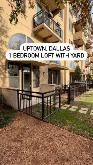 Apartment Hunters • Dallas on Instagram: "Lofts with yards in Dallas, Texas! — This property in Uptown is super luxe 💄 and they have units with yards! Super easy access to the Tollway and 75. Units come with quartz countertops, stainless steel appliances, tile floors, and washer/dryer. Amenities include a sky lounge, resort-style pool, and 24 hour fitness center. — Comment or DM and we can set up a tour! 📲" Dallas Apartment, Sky Lounge, Resort Style Pool, Tile Floors, A Sky, Loft Apartment, Bedroom Loft, Stainless Steel Appliances, Washer Dryer