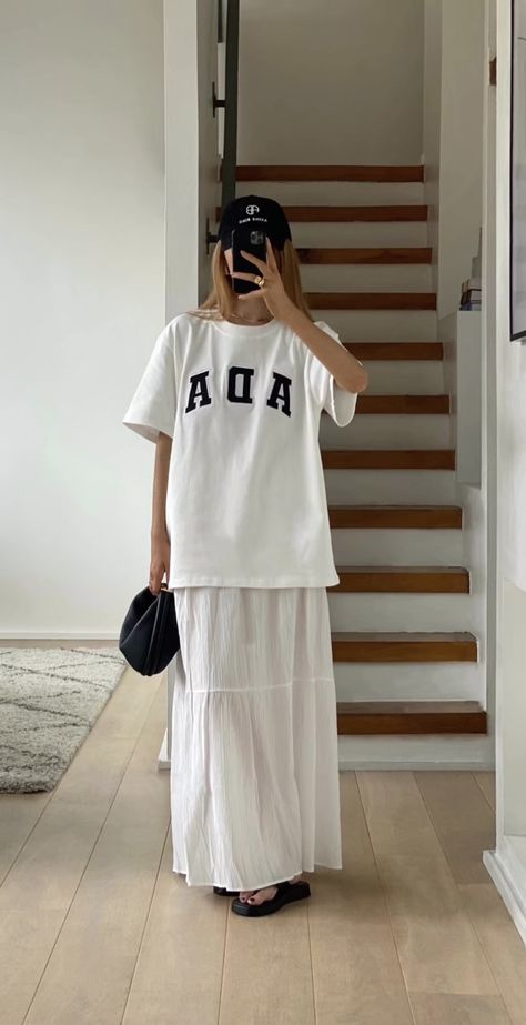 Tiered Maxi Skirt Outfit, Tiered Skirt Outfit, White Maxi Skirt Outfit, White Skirt Outfits, Skirt Outfit Summer, Oufits Casual, White Maxi Skirts, Maxi Skirt Outfits, Tiered Maxi Skirt