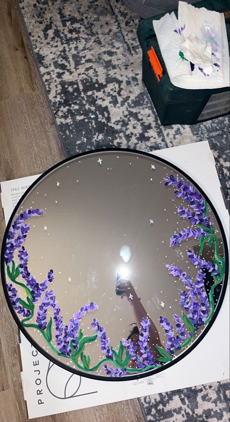 Painted Mirror Aesthetic, Mirror Frame Painting Ideas, Paint A Mirror Frame, Mirror Painting Aesthetic, Paint A Mirror, Mirror Painting Ideas, Spiegel Diy, Decorated Mirror, Painted Mirror Art