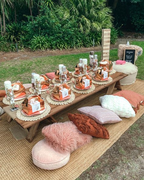 Luxury Birthday Picnic, Diy Outdoor Toys For Kids, Themed Bachelorette Party Ideas, Outdoor Picnic Party, Beach Picnic Party, Diy Outdoor Toys, Picnic Party Decorations, Classy Bachelorette Party, Backyard Dinner Party