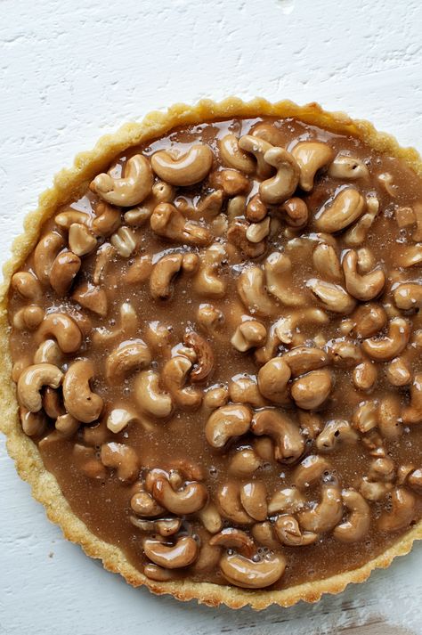 salted-caramel-cashew-tart-02 Caramel Cashew, Salted Cashews, Caramel Tart, Tart Baking, Sweet Tart, Tart Recipe, Scrumptious Desserts, Sweet Pie, Delicious Pies