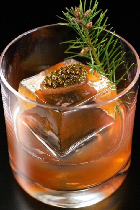 Christmas Old Fashioned, Whiskey Cocktail Recipes, Whiskey Cocktails Easy, Best Punch Recipe, Winter Flavors, Old Fashioned Whiskey, Classic Old Fashioned, Flavored Margaritas, Cocktail Recipes Whiskey