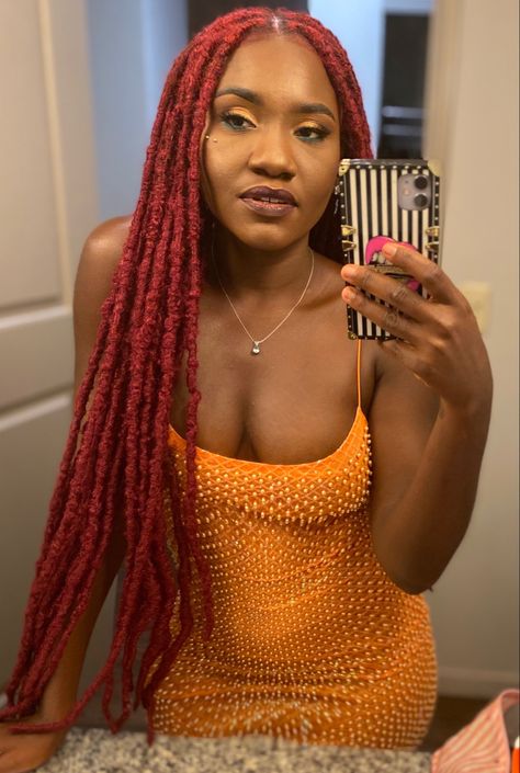 Red faux locs hairstyle for dark skin women. Dark Red Soft Locs, Red Soft Locs Black Women, Red Faux Locs Hairstyles, Red Braids On Dark Skin, Faux Locs Red, Red Faux Locs Black Women, Dark Red Locs, Dark Red Faux Locs, Red And Black Faux Locs Black Women