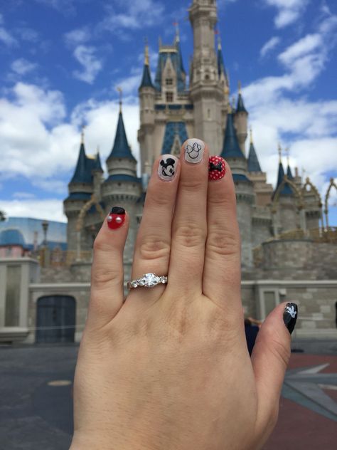 Disney nails! Cute Disney Nails, Simple Disney Nails, Disney World Nails, Disney Themed Nails, Γενέθλια Mickey Mouse, Disney Nail Art, Disneyland Nails, Nails Disney, Mouse Nails