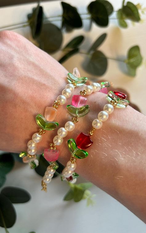 Featuring vibrant tulip charms, this bracelet adds a fresh, floral touch to your look. Perfect for bringing a splash of springtime beauty to any outfit! 🌟💫 ♡ Pair me with my Earring twin! ♡ Tulip Beads Bracelet, Tulip Bracelet, Tulip Beads, Beaded Ideas, Tulip Garden, Tulips Garden, Jewelry Knots, Spring Jewelry, Themed Jewelry