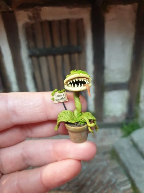 Fimo Halloween Ideas, Halloween Sculptures Clay, Harry Potter Clay Art, Polymer Clay Halloween, Haunted Dollhouse, Halloween Miniatures, Little Shop Of Horrors, Polymer Clay Sculptures, Clay Crafts Air Dry