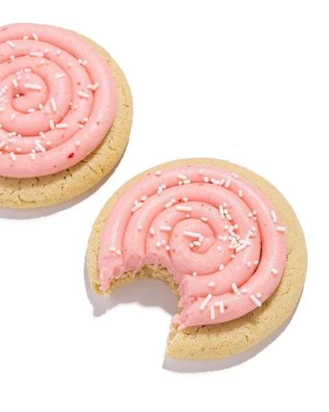 Crumbl Cookies on Instagram: “Can we make some noise for Strawberry Cupcake!? 👏 This is a vanilla cupcake cookie with a heavenly swirl of strawberry cream cheese…” Strawberry Vibes, Crumble Cookies, Strawberry Cream Cheese Frosting, Sweet Bakes, Strawberry Cupcake, Cookies Branding, Decorator Frosting, Cupcake Cookie, Crumbl Cookies