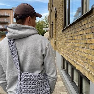 Crochet Bag For Men, Crochet Messenger Bag, Crochet Trendy, Easy Crochet Bag, Crochet Sling Bag, Handbags Patterns, Crochet Men, Sac Diy, Yarn Bag