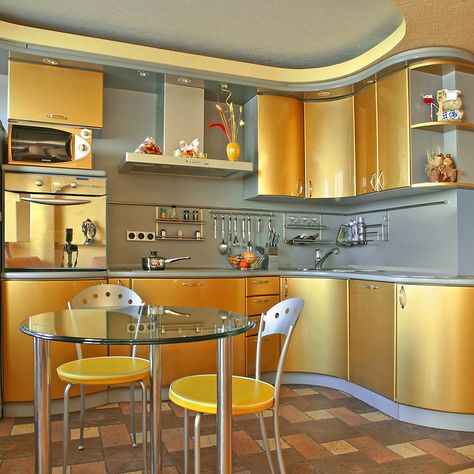 Golden Metallic Kitchen Cabinets In A Contemporary Kitchen For Those Who Love Everything Refined Green Kitchen Furniture, Modern Gold Kitchen, Modern Konyhatervezés, Kitchen Wall Design, Metal Kitchen Cabinets, Best Kitchen Colors, Creative Backsplash Ideas, Curved Cabinets, Creative Backsplash