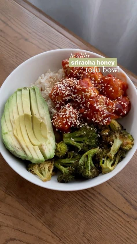 oatsfairy on Instagram: sriracha honey tofu bowl this bowl is loaded with delicious sriracha honey tofu, brown rice, avocado, & roasted broccoli! recipe: -1/3… Tofu Avocado Bowl, Honey Tofu, Brown Rice Bowl Recipe, Vegetarian Junk Food, Rice Avocado, Tofu Bowl, Roasted Broccoli Recipe, Healthy Eating Lifestyle, Coconut Aminos