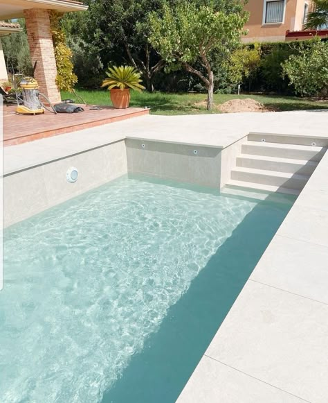 White Gunite Pool, White Limestone Pool Deck, Travertine Swimming Pool, White Pool Plaster, White Fiberglass Pool, White Plaster Pool, Pool Stone And Tile Ideas, White Swimming Pool, Limestone Pool