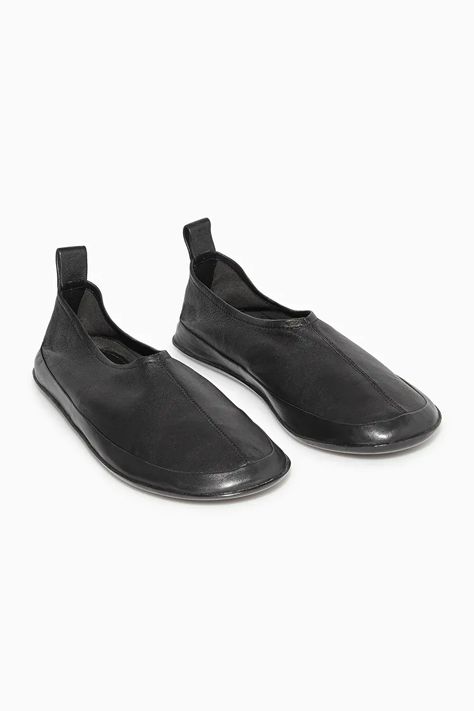 Japanese Mens Fashion, Ballet Flats Outfit, Leather Ballet Shoes, Black Ballerina, Black Flats Shoes, Flats Outfit, Ballerina Pumps, Black Ballet, Shoe Shelf