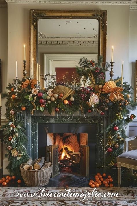 Christmas Mantle Decor Ideas, Vintage Christmas Decor Ideas, Holiday Fireplace, Vintage Fireplace, Vintage Christmas Decor, Christmas Mantle Decor, Christmas Fireplace Decor, Christmas Mantel Decorations, Christmas Interiors