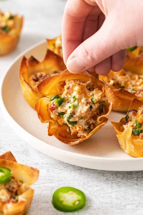 Jalapeno Wonton, Wonton Poppers, Jalapeno Popper Appetizer, Jalapeno Wonton Poppers, Summertime Food, Wonton Cups, Crispy Wonton, Easy Finger Food, Jalapeno Popper