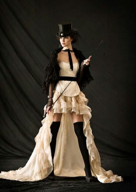 I love this look. My daughter wants a steampunk wedding, so cruising for ideas, this could work, but want whites and creams, could work Steampunk Mode, Moda Steampunk, Mode Steampunk, Steampunk Couture, Steampunk Ideas, Dark Circus, Steampunk Skirt, Steampunk Women, Style Steampunk