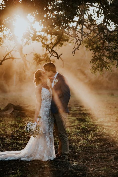 Translucent Photography, Country Wedding Photos, Farm Wedding Photos, Country Wedding Photography, Sunset Wedding Photos, Wedding Portrait Poses, Visual Story, Aline Wedding Dress, Wedding Picture Poses