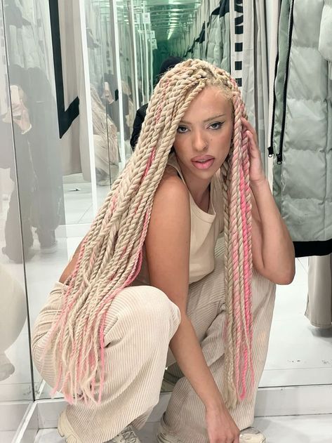 Pink And Blonde Twists, Pink Twist Braids, Pink Blonde Braids, Blonde And Pink Box Braids, Hairstyle For Round Face Men, Men Best Hairstyles, Pink Twists, Blonde Twists, Hairstyle According To Face Shape