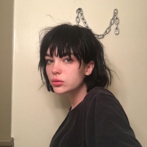 𝒈𝒘𝒆𝒏 & 𝒄𝒐𝒖𝒓𝒕𝒏𝒆𝒚 Black Hair And Bangs, Black Hair Bangs, Short Grunge Hair, Short Black Hairstyles, Mullet Hairstyle, Short Hair With Bangs, Cut My Hair, Grunge Hair, Dream Hair