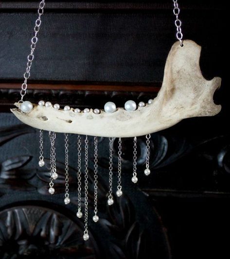 Animal Bone Jewelry, Oddities Decor, Taxidermy Art, Animal Skull, Bone Crafts, Bone Art, Witchy Crafts, Bone Necklace, Bone Jewelry