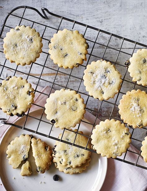 Easter biscuits from Mary Berry full of currants and lemon zest! Lemon Biscuits, Easter Biscuits, Mary Berry Recipe, Paul Hollywood, Recipes Cookies, Bbc Food, Easter Baking, Biscuits Recipe, British Baking