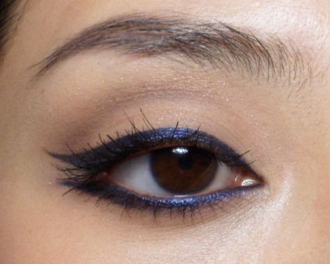 Dark Blue Eyeliner Brown Eyes, Navy Eyeliner Brown Eyes, Dark Blue Eyeliner, Blue Makeup Brown Eyes, Navy Blue Eyeliner, Eyeliner Brown Eyes, Blue Eyeliner, Swag Makeup, Dope Makeup